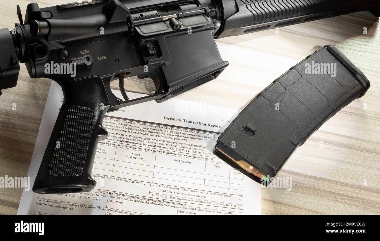 AR-15 und Magazin mit öffentlich zugänglichem ATF-Formular zur Hintergrundüberprüfung Stockfoto