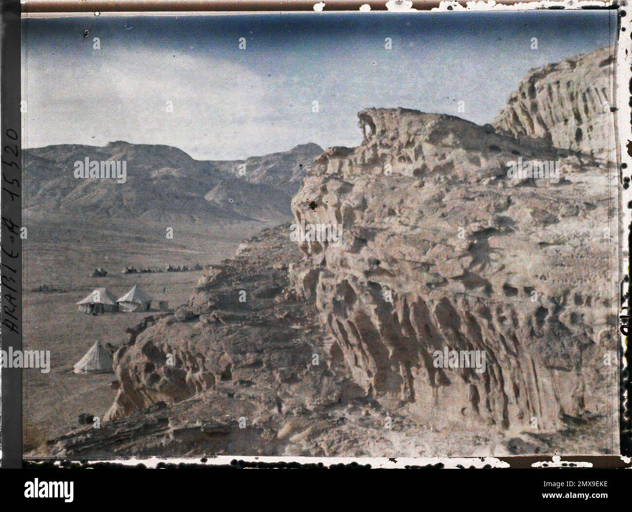(Französisch - Quweira , Arabie ( actuelle Jordanie ) Sous les falaises , les Tentes du Campement des Forces arabes du royaume du Hedjaz). Stockfoto