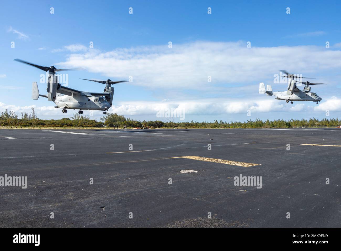 Zwei US-Dollar Marine Corps MV-22B Ospreys mit Marine Medium Tiltrotor Squadron 161, Marine Aircraft Group 16, 3. Marine Aircraft Wing (MAW) starten von einem vorderen Scharfstellungs- und Tankpunkt (FARP) nach Durchführung einer von der Luftfahrt gelieferten Bodenbetankungsübung im Atlantic Undersea Test and Evaluation Center, North Andros, Bahamas, 28. Januar 2023. Diese Übung zeigt die Fähigkeit des 3. MAW, das Betanken am Boden schnell und effizient durchzuführen, unabhängig vom Standort. MV-22B Fischadler können die Ausrüstung und das Material transportieren, um nach vorn gerichtete Scharfstellungs- und Tankstellen einzurichten Stockfoto