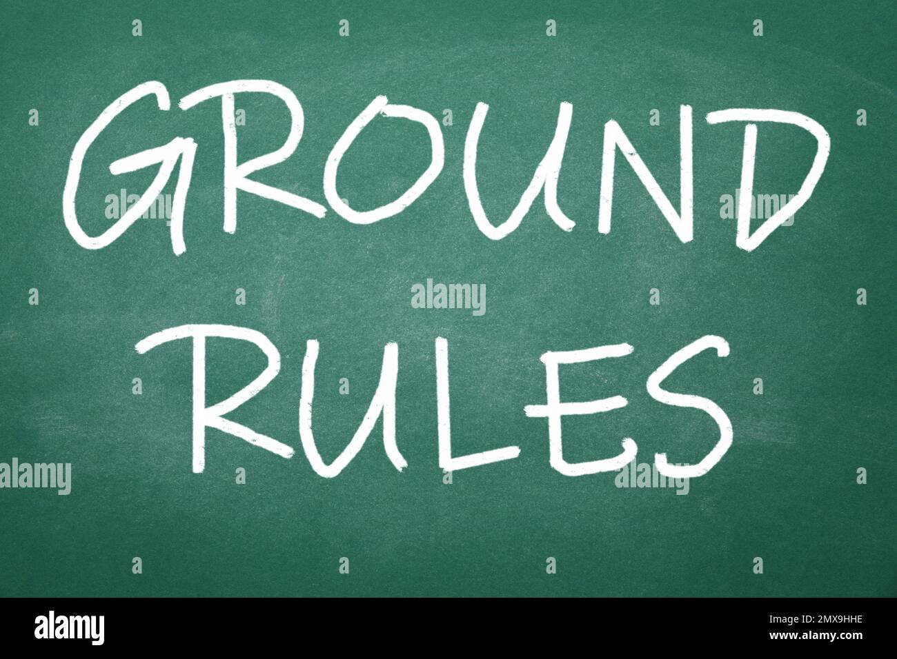 Text GRUNDREGELN auf grünem schwarzem Brett Stockfoto