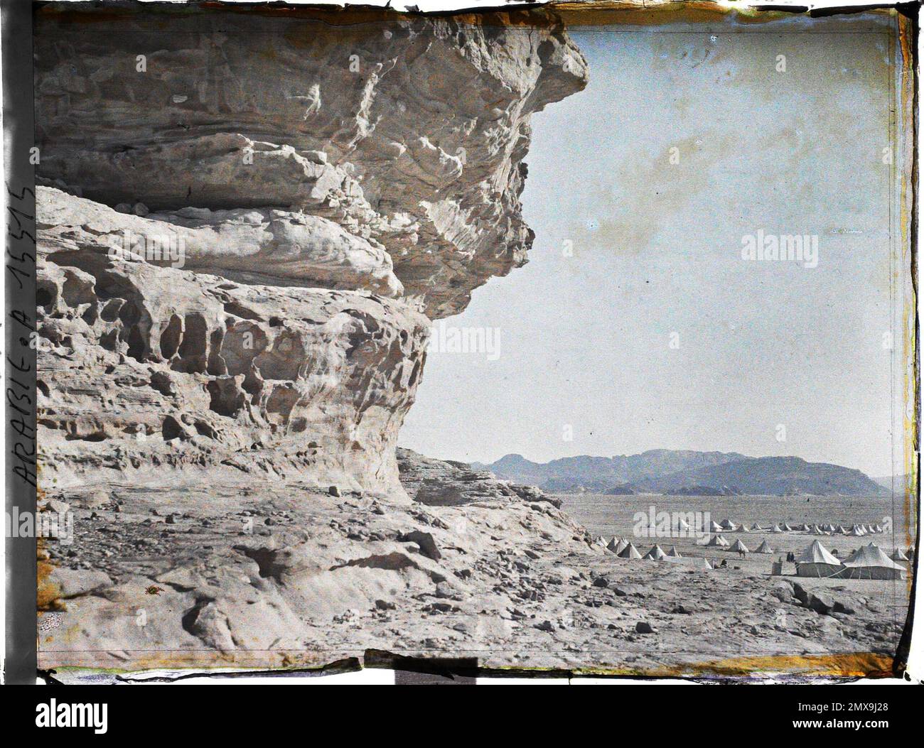 (Französisch - Quweira , Arabie ( actuelle Jordanie ) Sous les falaises , les Tentes du Campement des Forces arabes du royaume du Hedjaz). Stockfoto