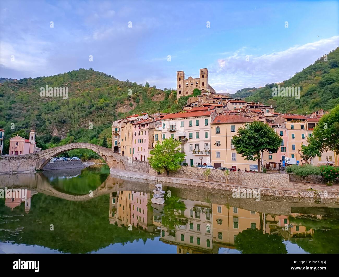 Panoramablick auf das mittelalterliche Dorf Dolceacqua an der Ligurischen Riviera, Burg Doria, alte Monet-Brücke, Italien, Ligurien, Provinz Imperia Stockfoto