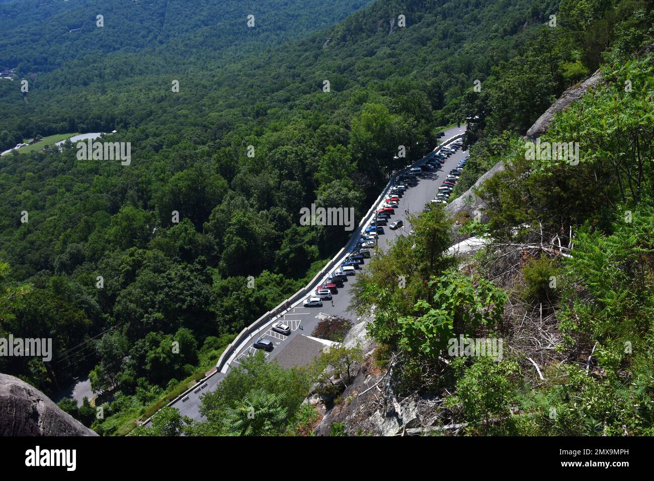 Der Blick von oben zeigt Fahrzeuge auf den Parkplätzen des Upper Parking Lot im Chimney Rock State Park in North Carolina. Stockfoto