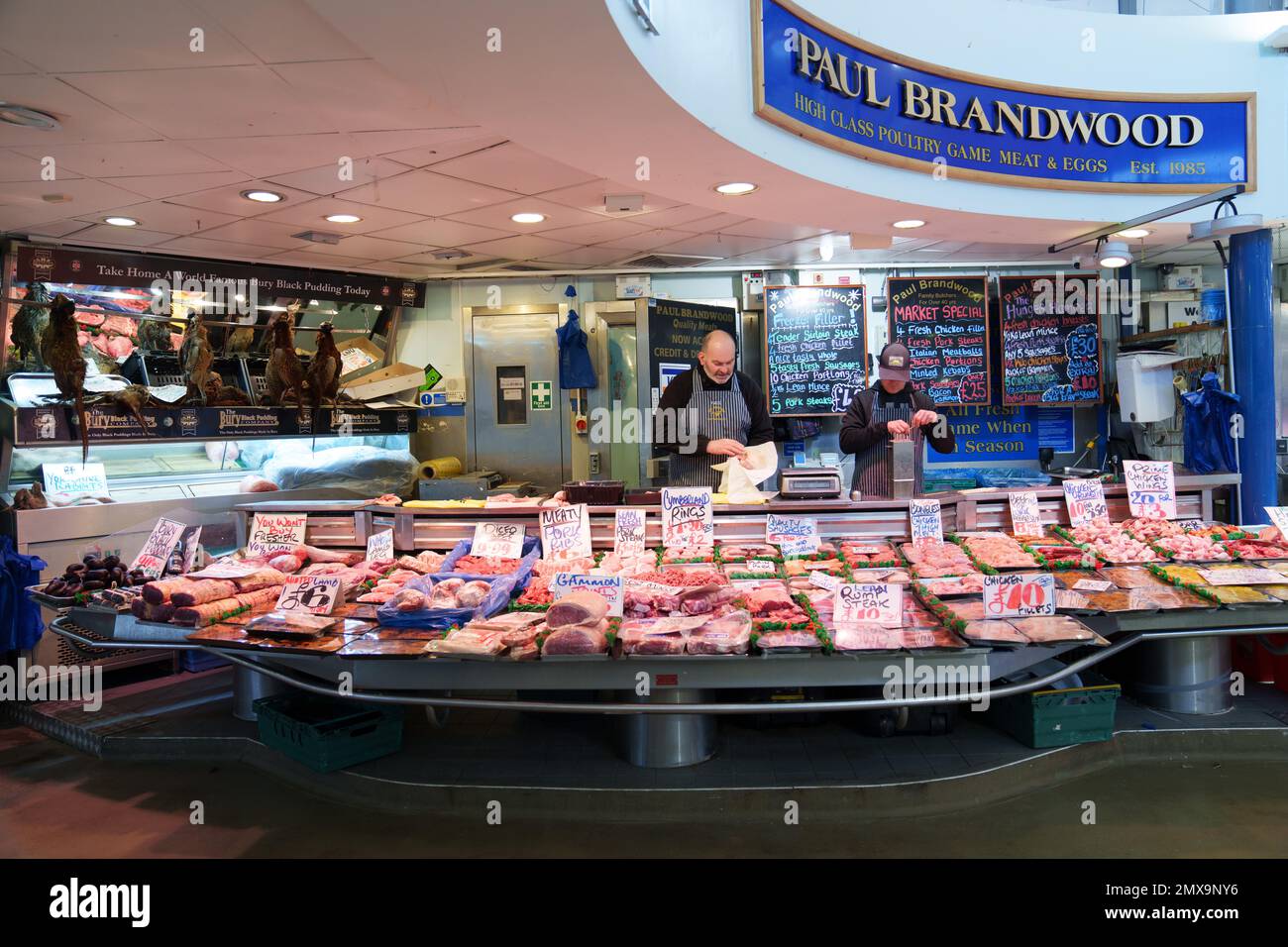 Manchester, Großbritannien. 2. Februar 2023. Am 2. Februar 2023 wird ein Metzgerstand auf einem Markt in Manchester, Großbritannien, gesehen. Die Bank of England (BoE) hob ihren Leitzins am Donnerstag um einen halben Prozentpunkt auf 4 Prozent an, das höchste Niveau seit Herbst 2008. Kredit: Jon Super/Xinhua/Alamy Live News Stockfoto