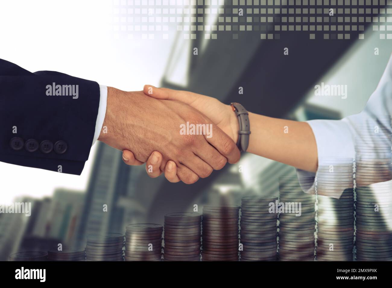 Mehrfachbelichtung von Partnern, die Hand schütteln, Münzen und Stadt. Unternehmenswerte Stockfoto