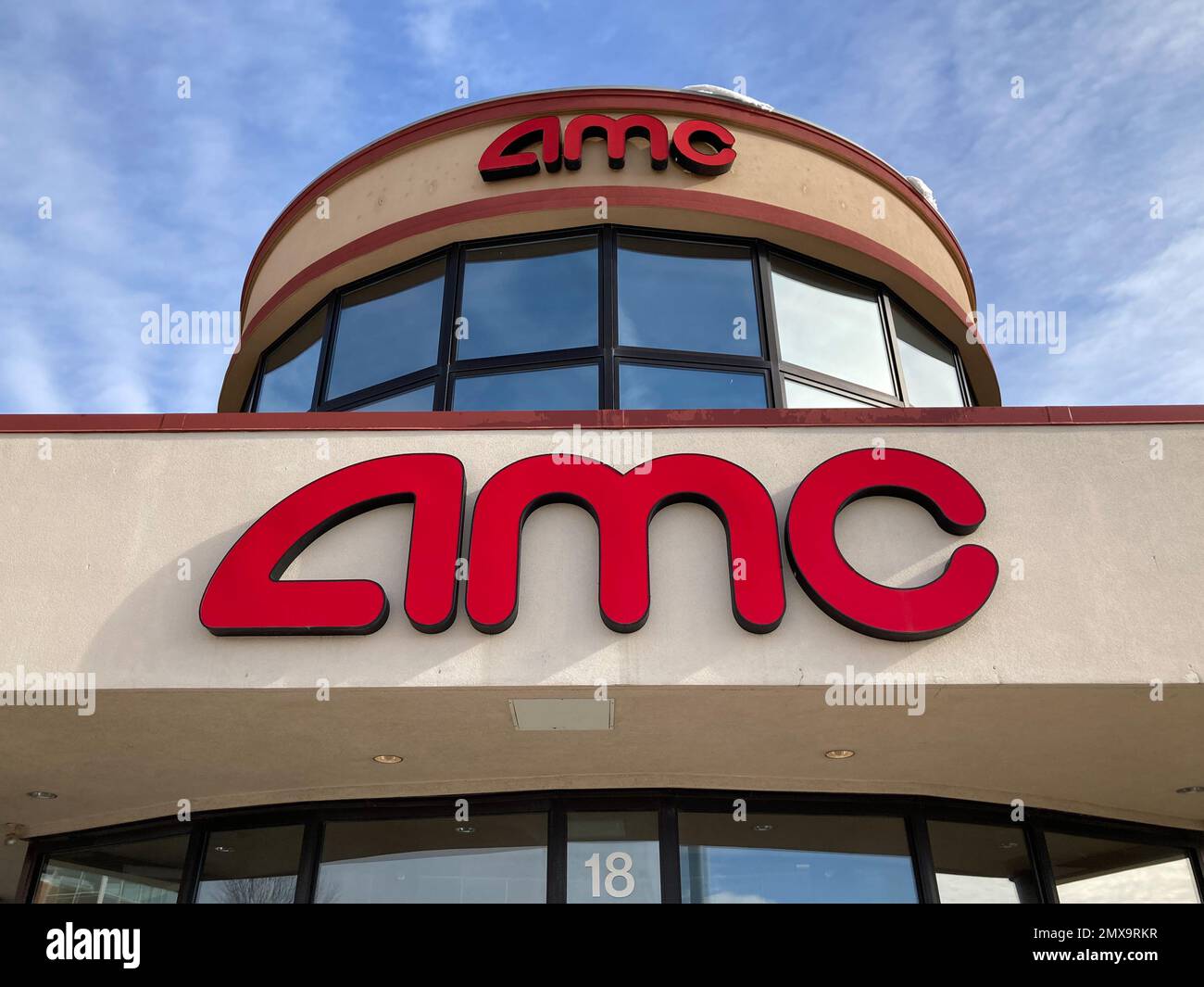 EDINA, MN, USA - 1. FEBRUAR 2023: Außenschild und Markenlogo für AMC Theaters. Stockfoto