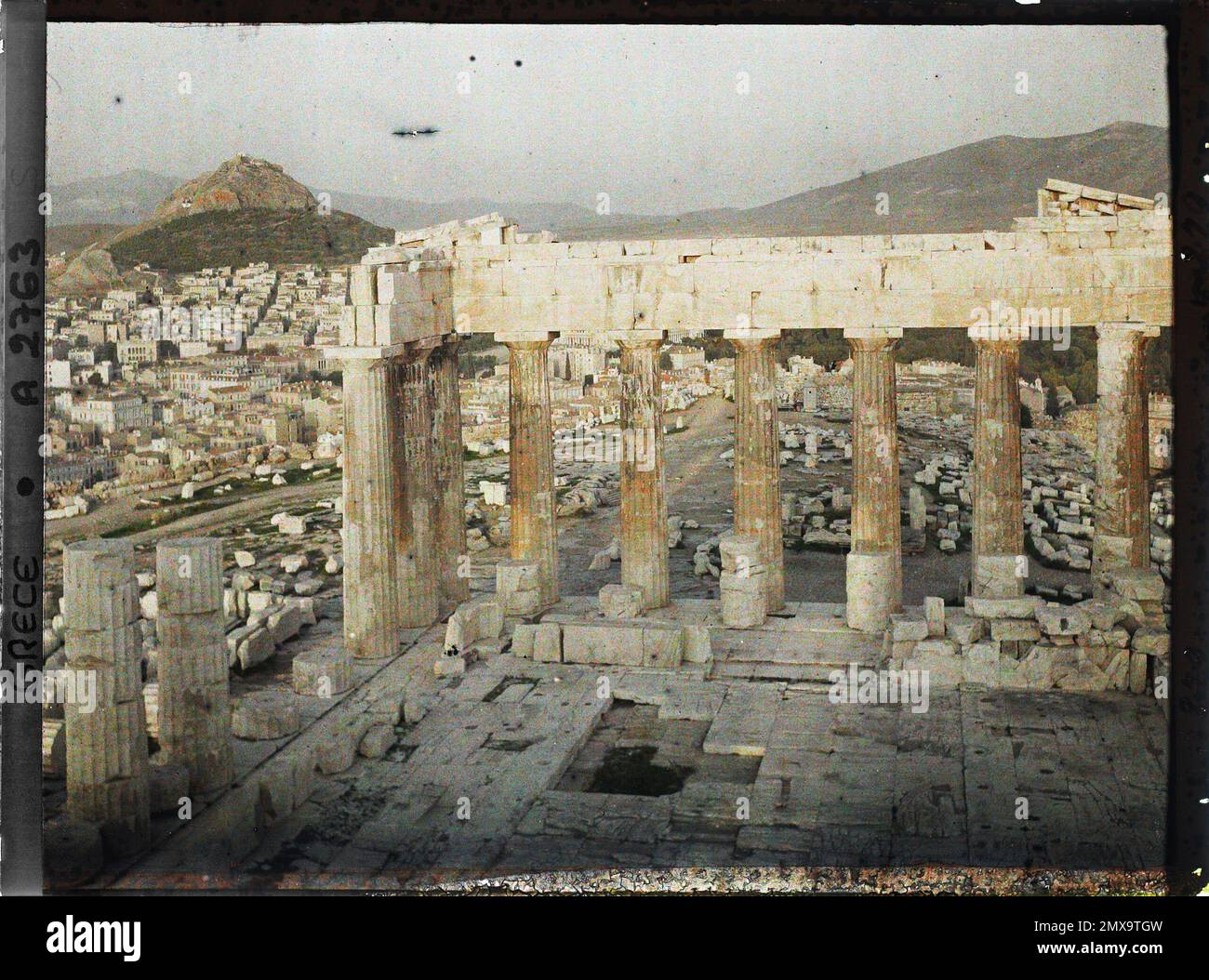 Athen, Griechenland auf der Akropolis, Parthenon. Überreste der äußeren Kolonnaden auf der Ostseite und dahinter die Ostfassade der Akropolis, die Stadt zu ihren Füßen und den Berg Lycabette (Tauchblick) , 1913 - Balkan, Italien - Jean Brunhes und Auguste Léon - (September - Oktober 23) Stockfoto