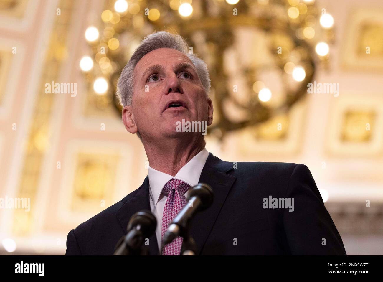 Washington, USA. 2. Februar 2023. USA Haussprecher Kevin McCarthy hält am 2. Februar 2023 eine Pressekonferenz im Capitol Building in Washington, DC, USA, ab. Sarah Huckabee Sanders, Gouverneur von Arkansas, wird die republikanische Antwort an die USA übermitteln Präsident Joe Bidens Rede zur Lage der Union nächste Woche, sagte die republikanische Führung am Donnerstag. Kredit: Aaron Schwartz/Xinhua/Alamy Live News Stockfoto