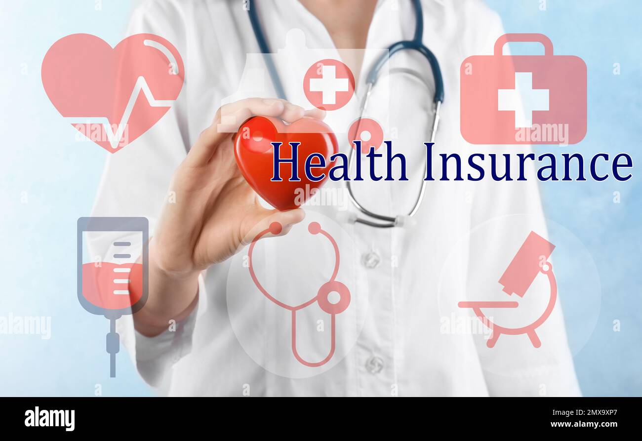 Phrase Krankenversicherung, Ikonen und Arzt mit Herzmodell auf hellem Hintergrund Stockfoto