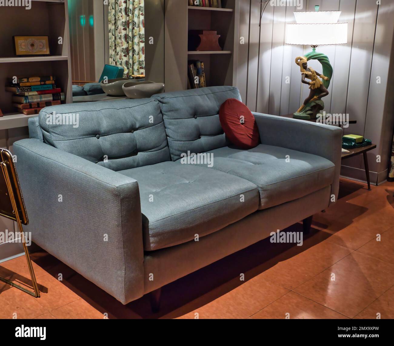 Wohnzimmer der 1950er Jahre mit Couch Stockfoto