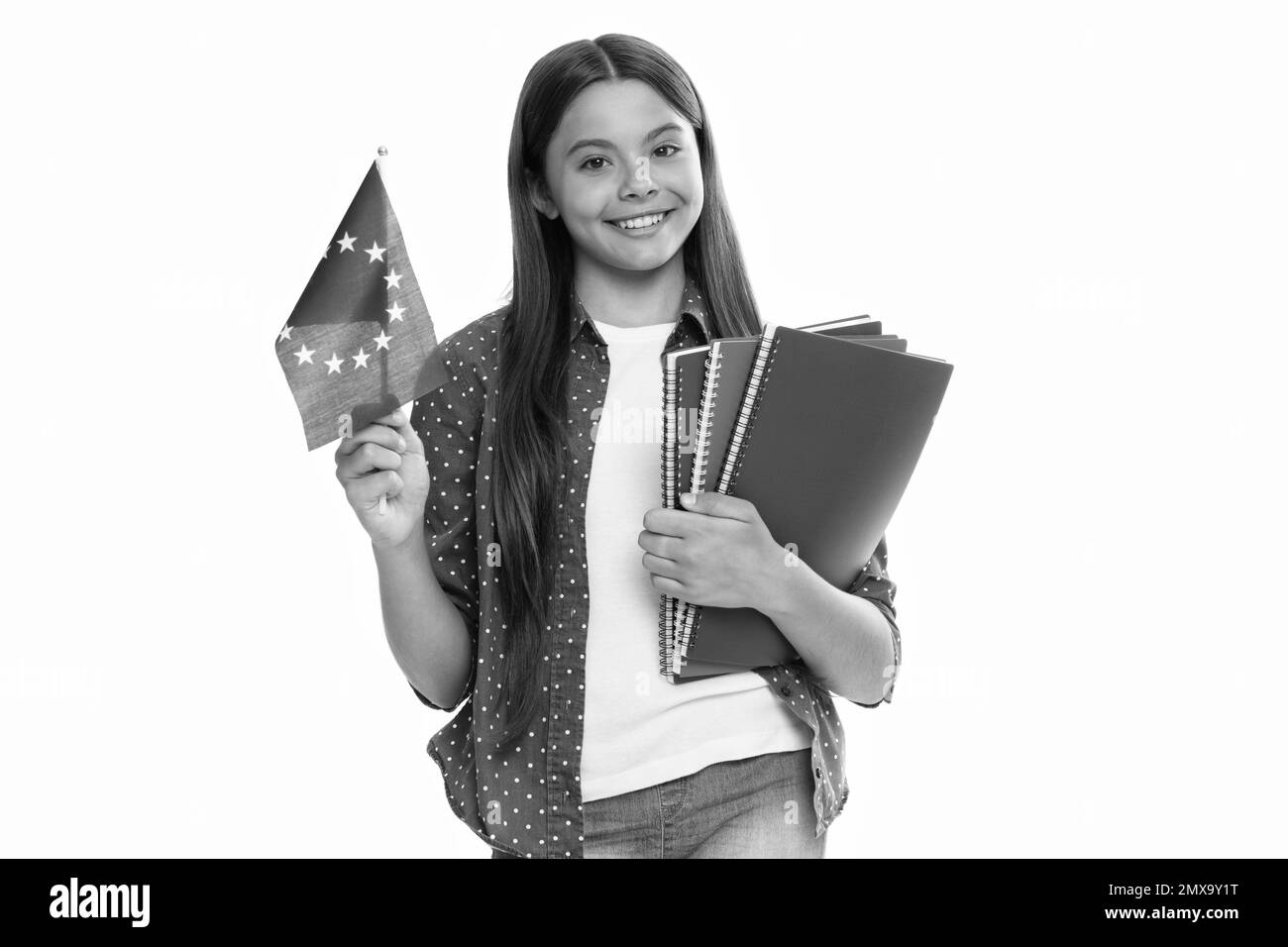 Glückliches Kind halten eu-Flagge und Schule Copybook für das Studium isoliert auf weiß, Schule Stockfoto