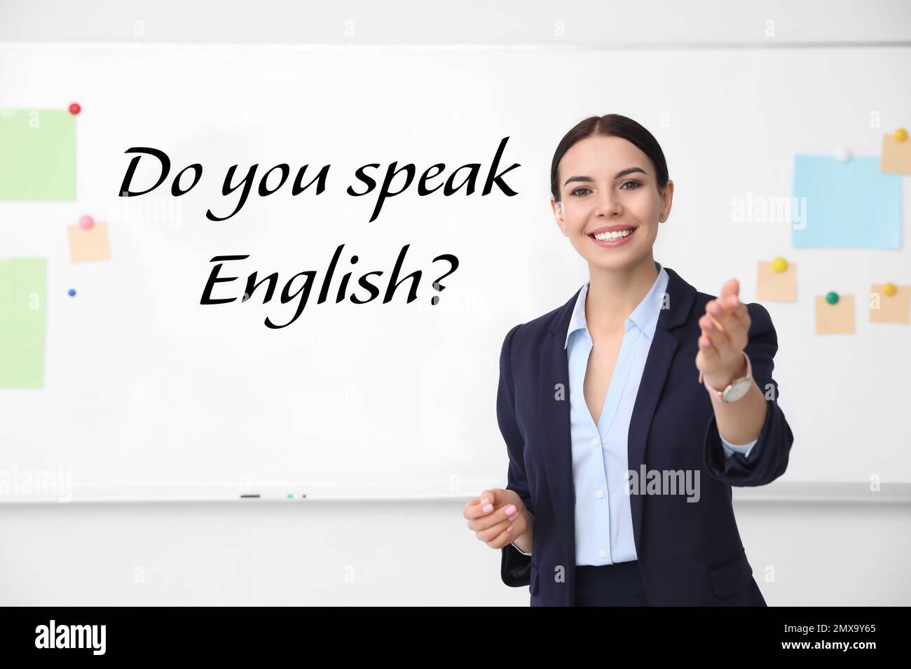 Junger Englischlehrer in der Nähe des Whiteboards im Klassenzimmer Stockfoto