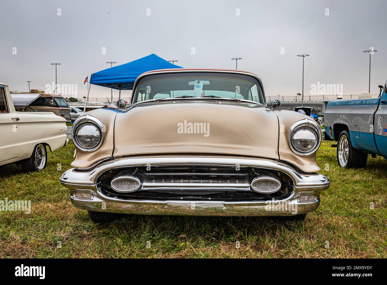 Daytona Beach, FL - 26. November 2022: Niedrige Perspektive von einem 1955 Oldsmobile 88 2-Türer Hardtopat einer lokalen Automesse. Stockfoto