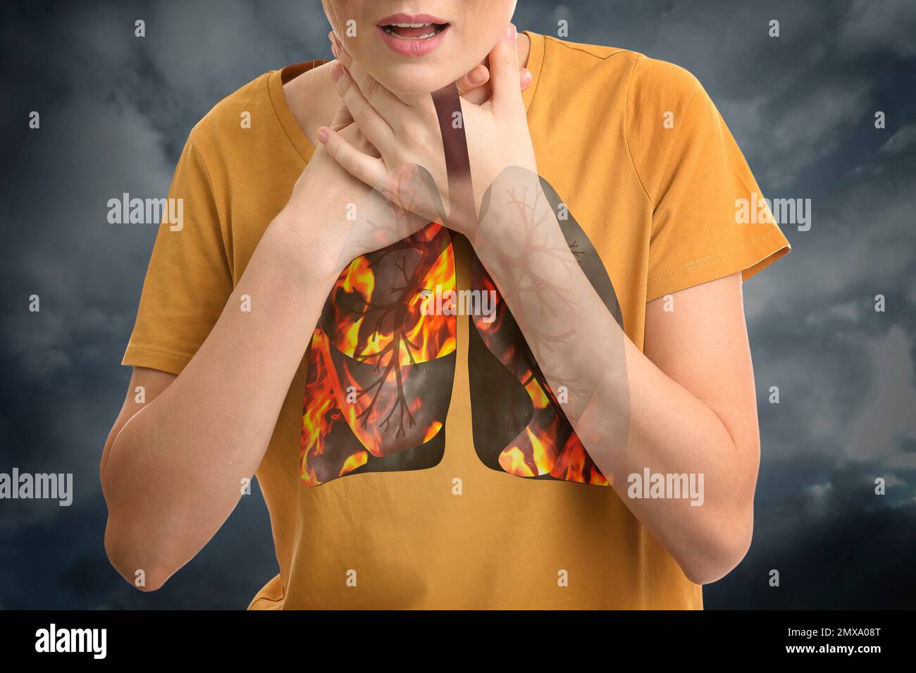 Frau mit Lungenkranken, die auf grauem Hintergrund hustet Stockfoto