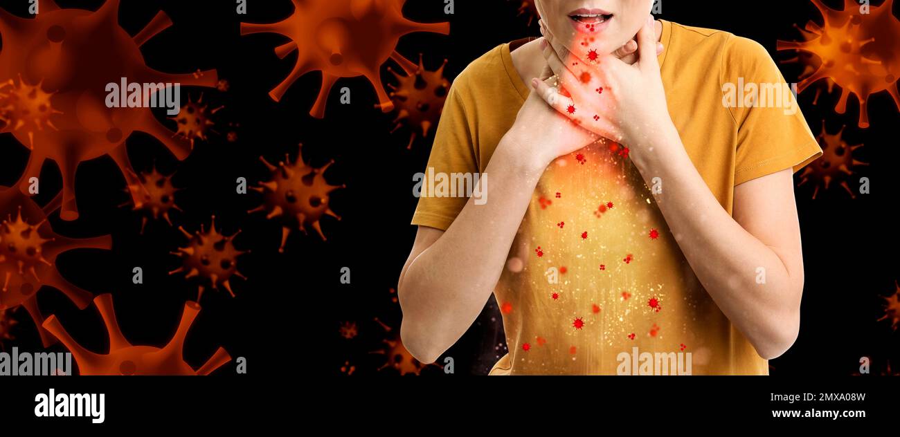 Frau hustet und verbreitet Viren auf dunklem Hintergrund Stockfoto