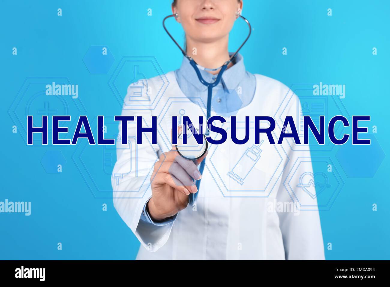 Phrase Krankenversicherung, Ikonen und Arzt mit Stethoskop auf blauem Hintergrund, Nahaufnahme Stockfoto