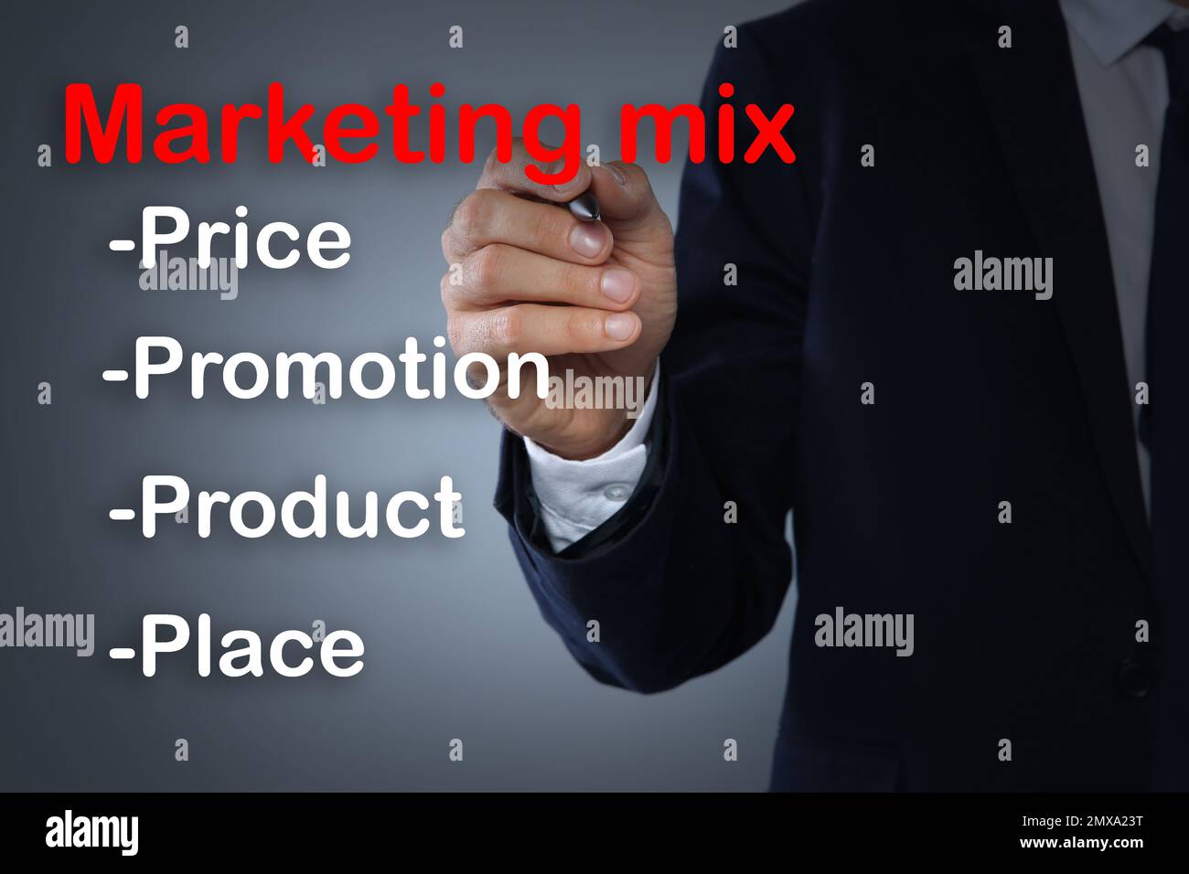 Marketing-Mix-Konzept. Geschäftsmann demonstriert 4P Prinzipien, Nahaufnahme Stockfoto