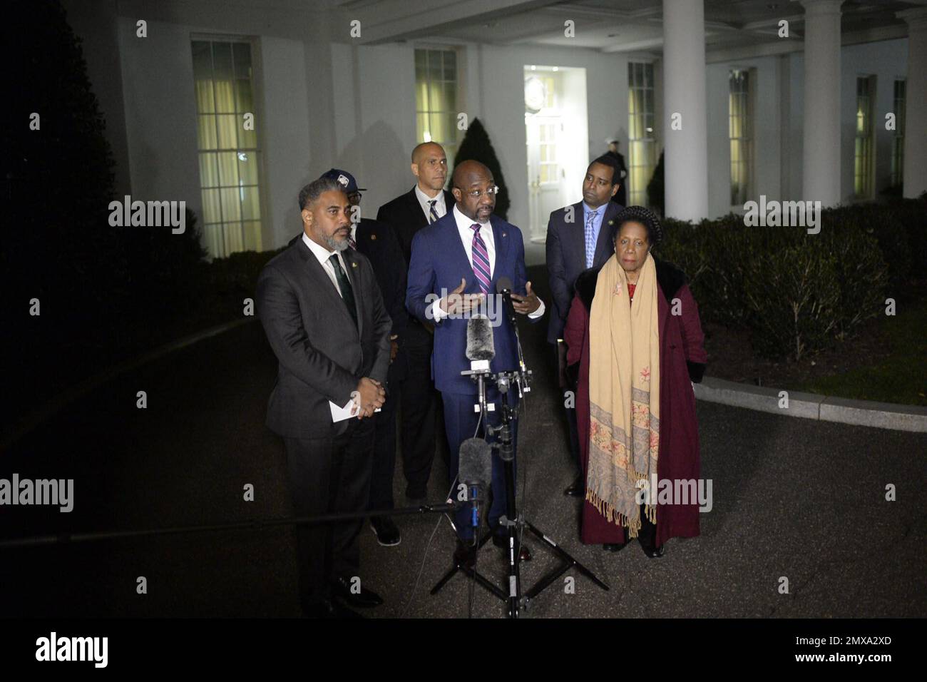 Washington, Usa. 02. Februar 2023. Senor Raphael Warnock, D-GA und andere Mitglieder des Kongresses Black Caucus sprechen vor der Presse nach einem Treffen mit Präsident Joe Biden im Oval Office im Weißen Haus in Washington, DC am Donnerstag, den 2. Februar 2023. Foto: Bonnie Cash/UPI Credit: UPI/Alamy Live News Stockfoto