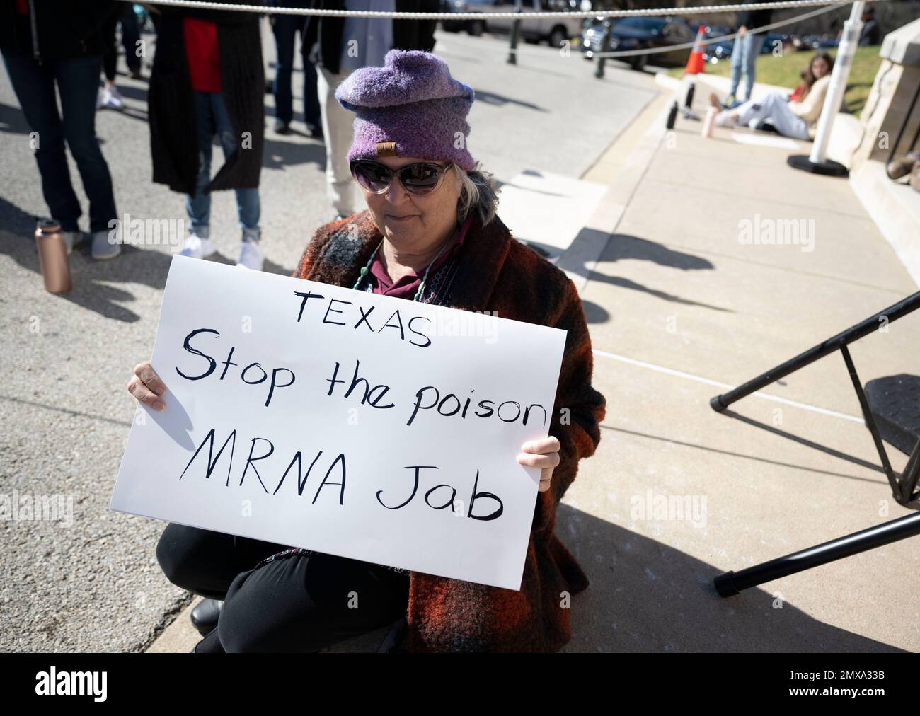 Austin Texas USA, Januar 29 2023: Eine Frau hält ein Zeichen, das gegen DIE MRNA COVID-19-Impfstoffe protestiert, während sich eine kleine Menge konservativer Texaner auf dem Texas Capitol gegen die Impfvorschriften versammelt. ©Bob Daemmrich Stockfoto