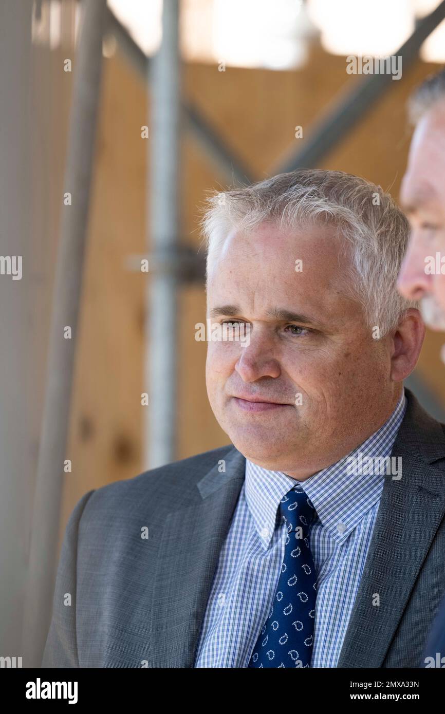 Austin Texas USA, Januar 29 2023: Texas State Rep. Bryan Slaton, R-Mineola, wartet darauf, mit einer kleinen Menge konservativer Texaner bei einer Kundgebung im Texas Capitol gegen Impfgesetze und zugunsten der texanischen Abspaltung aus den Vereinigten Staaten zu sprechen. ©Bob Daemmrich Stockfoto