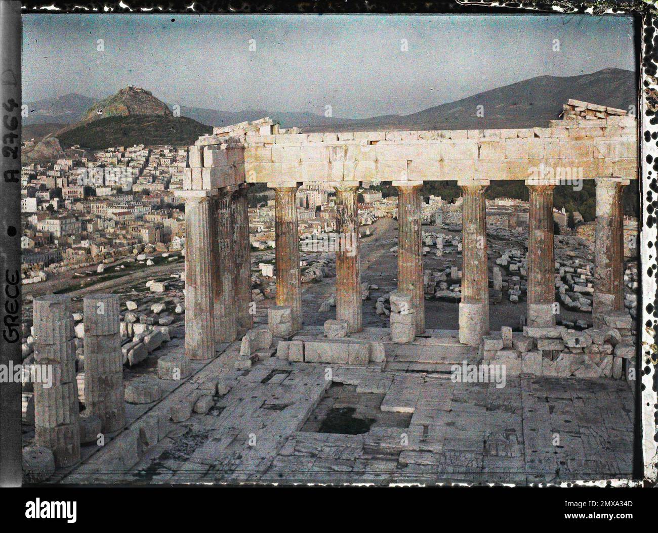 Athen, Griechenland auf der Akropolis, Parthenon. Überreste der äußeren Kolonnaden auf der Ostseite und dahinter die Ostfassade der Akropolis, die Stadt zu ihren Füßen und den Berg Lycabette (Tauchblick) , 1913 - Balkan, Italien - Jean Brunhes und Auguste Léon - (September - Oktober 23) Stockfoto