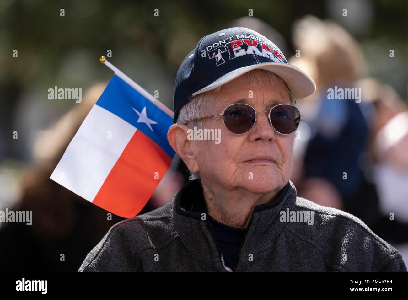 Austin Texas, USA, 29. Januar 2023: Eine Frau mit einem Hut „Don't Fuck with Texas“ und einer kleinen Flagge von Texas schließt sich einer kleinen Gruppe konservativer Texaner an einer Kundgebung im Texas Capitol an. Die Gruppe konzentrierte sich auf zwei Themen: Die Aufhebung der verbleibenden Impfvorschriften (während sie Preisaushöhlung durch Impfstoffhersteller hervorrief) und die Aufforderung an staatliche Gesetzgeber, Pläne zur Abspaltung von den Vereinigten Staaten zu machen. ©Bob Daemmrich Stockfoto