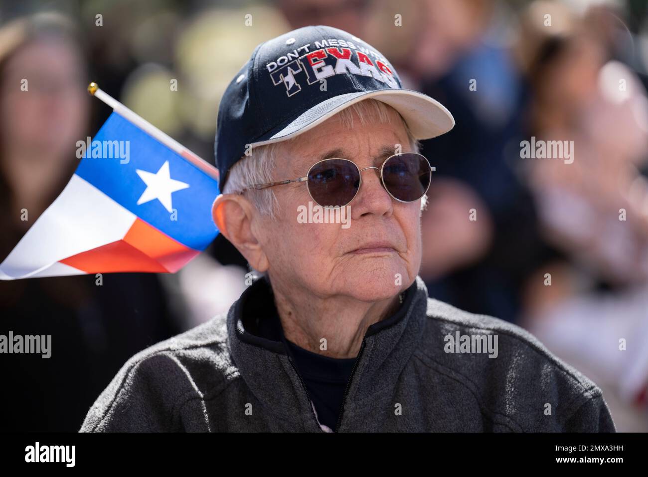 Austin Texas, USA, 29. Januar 2023: Eine Frau mit einem Hut „Don't Fuck with Texas“ und einer kleinen Flagge von Texas schließt sich einer kleinen Gruppe konservativer Texaner an einer Kundgebung im Texas Capitol an. Die Gruppe konzentrierte sich auf zwei Themen: Die Aufhebung der verbleibenden Impfvorschriften (während sie Preisaushöhlung durch Impfstoffhersteller hervorrief) und die Aufforderung an staatliche Gesetzgeber, Pläne zur Abspaltung von den Vereinigten Staaten zu machen. ©Bob Daemmrich Stockfoto