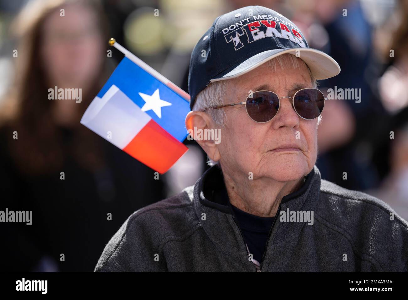 Austin Texas, USA, 29. Januar 2023: Eine Frau mit einem Hut „Don't Fuck with Texas“ und einer kleinen Flagge von Texas schließt sich einer kleinen Gruppe konservativer Texaner an einer Kundgebung im Texas Capitol an. Die Gruppe konzentrierte sich auf zwei Themen: Die Aufhebung der verbleibenden Impfvorschriften (während sie Preisaushöhlung durch Impfstoffhersteller hervorrief) und die Aufforderung an staatliche Gesetzgeber, Pläne zur Abspaltung von den Vereinigten Staaten zu machen. ©Bob Daemmrich Stockfoto