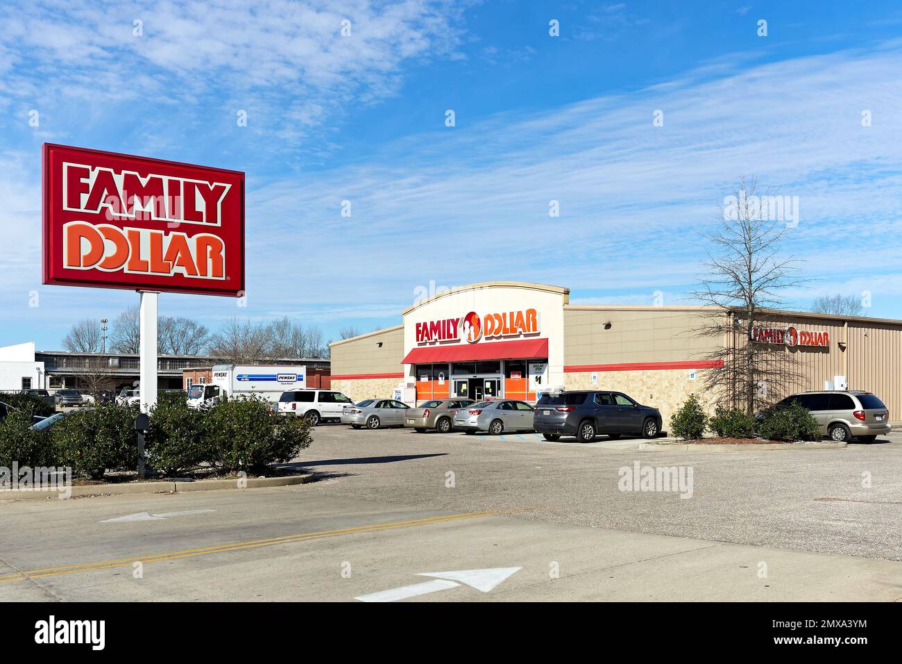 Family Dollar, ein preisgünstiges Einzelhandelsgeschäft, Fassade mit Firmenschild in Montgomery Alabama, USA. Stockfoto
