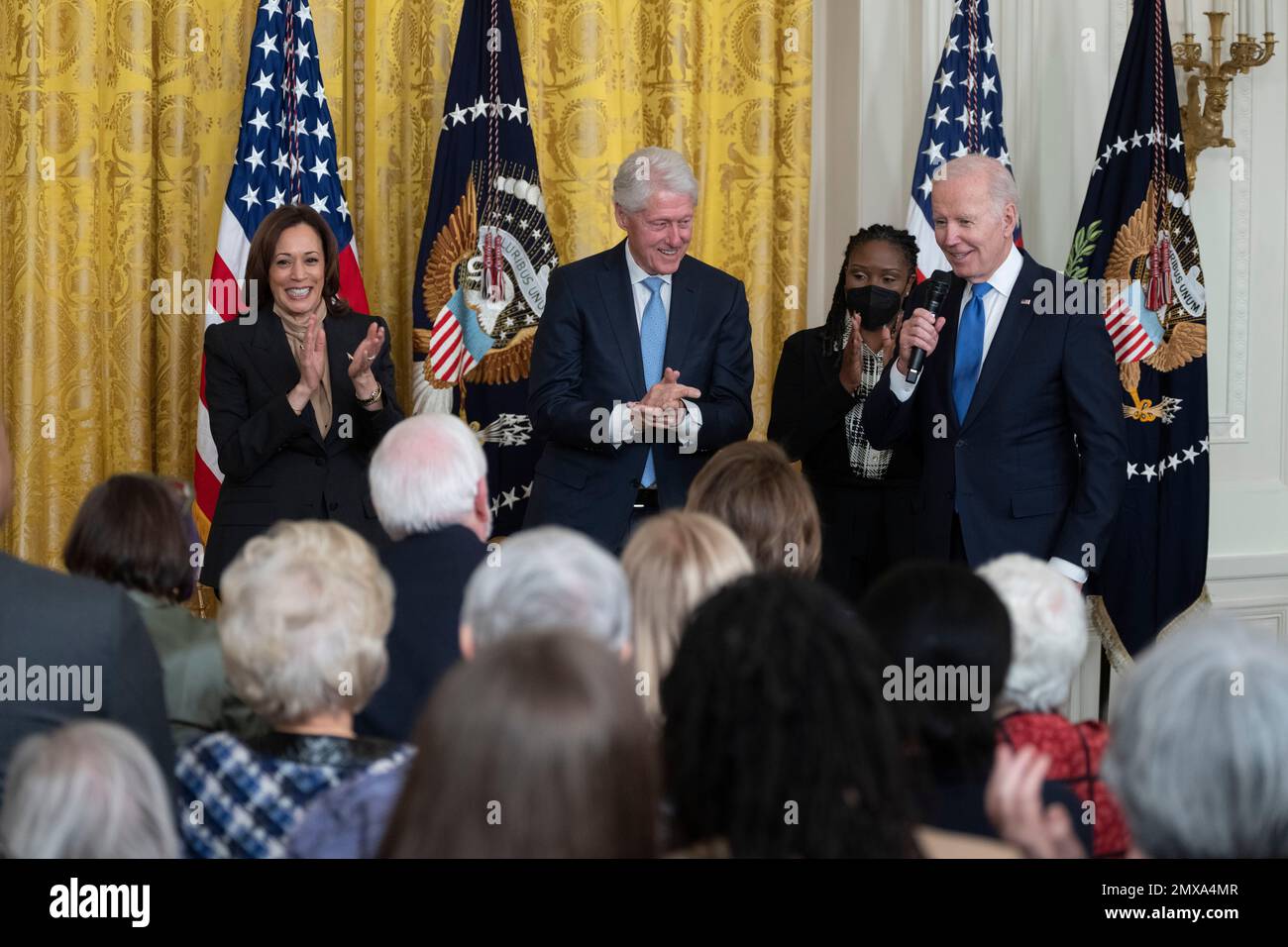 US-Präsident Joe Biden gibt am 2. Februar 2023 im Weißen Haus in Washington, DC, eine Stellungnahme zum 30. Jahrestag des Family and Medical Leave Act. Kredit: Chris Kleponis/CNP/MediaPunch Stockfoto