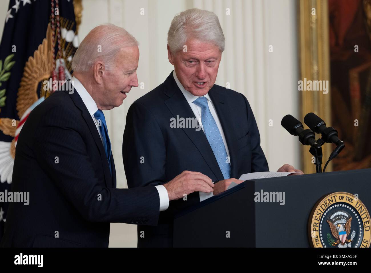 US-Präsident Joe Biden hilft dem ehemaligen US-Präsidenten Bill Clinton, seine Notizen zu finden, um Bemerkungen zum 30. Jahrestag des Family and Medical Leave Act im Weißen Haus in Washington, DC am 2. Februar 2023 zu machen. Kredit: Chris Kleponis/CNP/MediaPunch Stockfoto