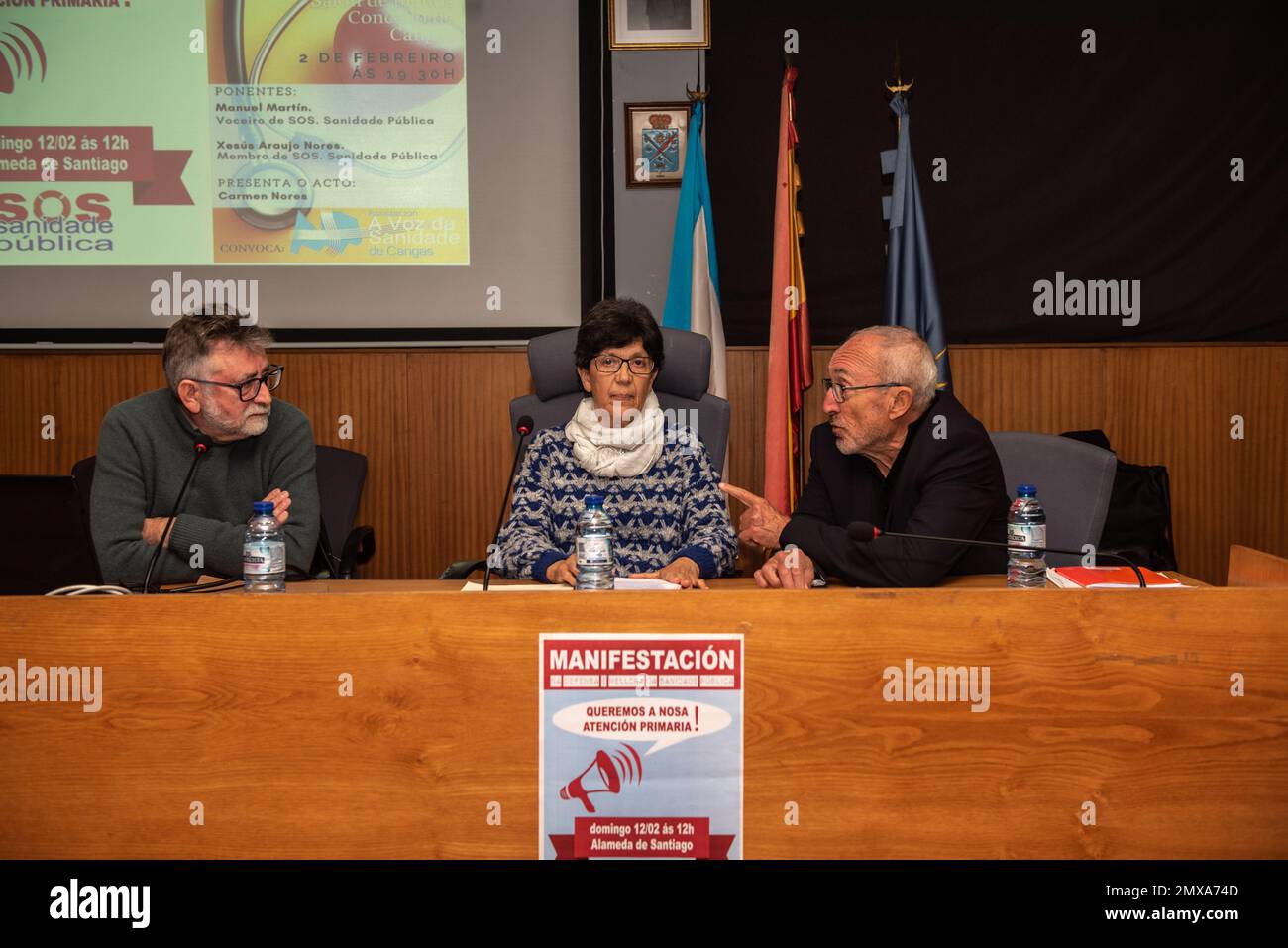 Cangas, Spanien. 02. Februar 2023. Xesus Araujo, Carmen Nores und Manuel Martin am Tisch des Event-Kolloquiums der Plattform SOS Sanidad Publica, um die Demonstration am 12. Februar in Santiago zu bewerben. Stockfoto