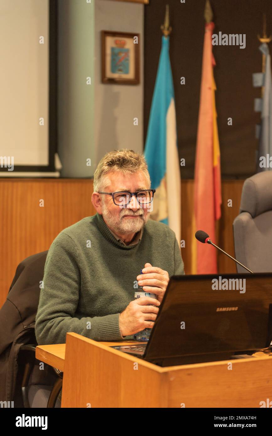 Cangas, Spanien. 02. Februar 2023. Xesus Araujo, Mitglied der sos sanidad publica während seiner Ausführungen. Um die Demonstration am 12. Februar in Santiago zu bewerben. Stockfoto