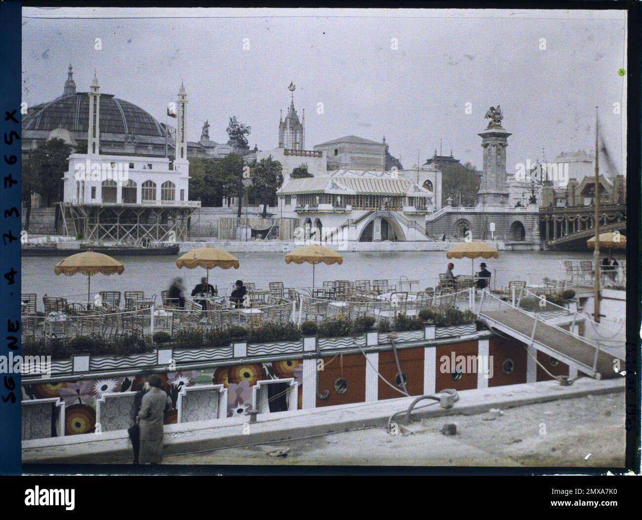 Paris (8. Arr.), französische Kunstausstellung, Hafen der Champs-Elysées mit La Péniche 'Délices'de Paul Poiret, türkisches Restaurant La Corne d'Or vor dem Grand Palais und Restaurant La Thames, vom Quai d'Orsay aus gesehen, 1925 - Internationale Ausstellung für moderne dekorative und industrielle Kunst Paris Stockfoto