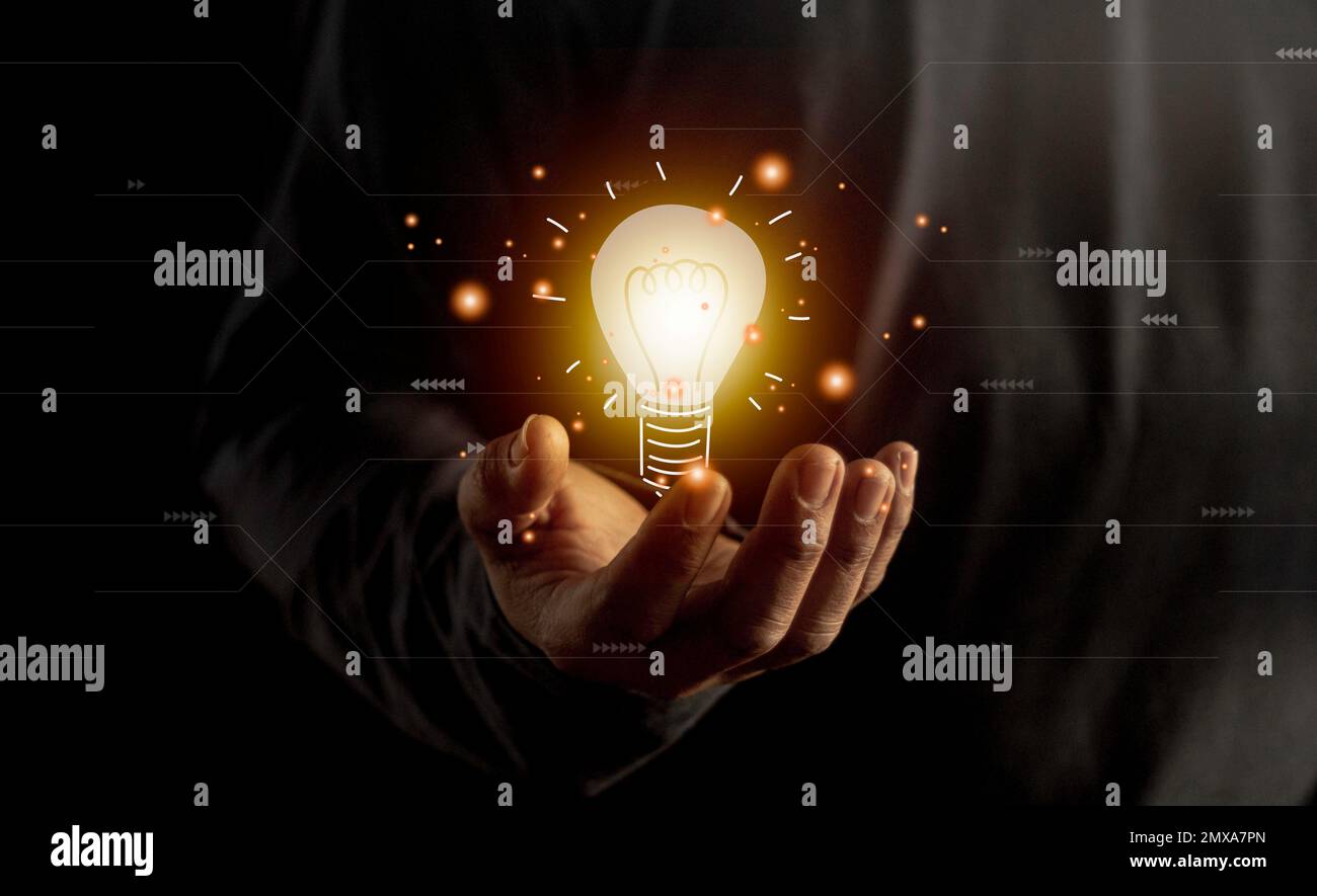 Handglühlampe. Ideenkonzept mit Innovation und Inspiration. Glühbirnen-Zeichnung in der Hand Stockfoto