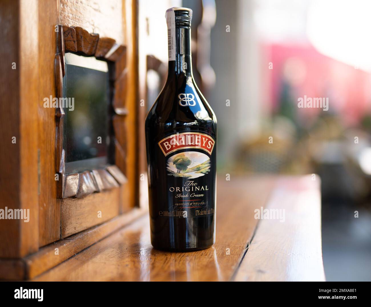 LEMBERG, UKRAINE - 26. OKTOBER 2022: Baileys Irish Cream Glasflasche Stockfoto