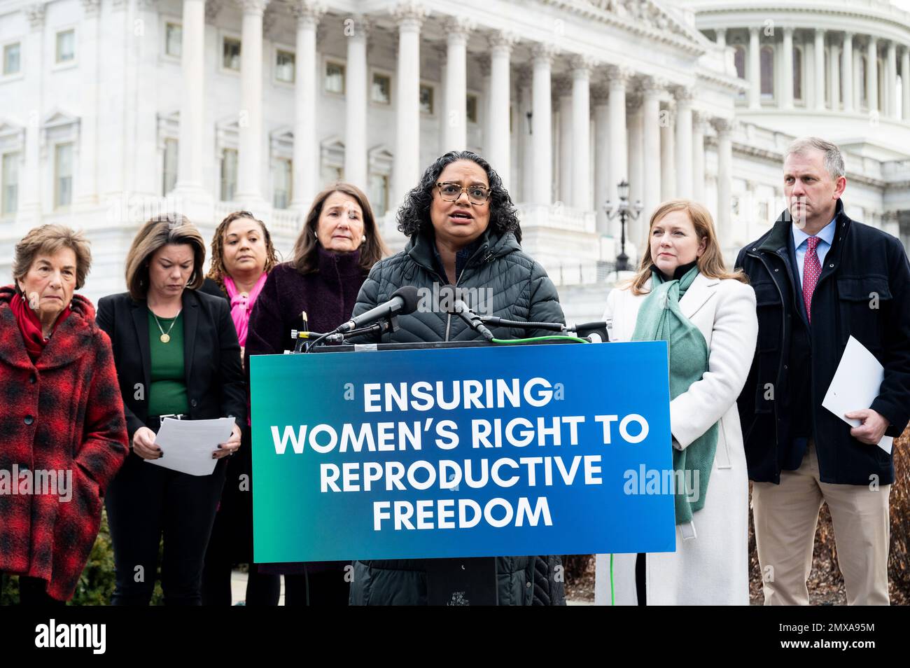 Washington, Usa. 02. Februar 2023. Mini Timmaraju, Präsident der NARAL Pro-Choice America, spricht auf einer Pressekonferenz in den USA Capitol für das Gesetz zur Gewährleistung des Rechts der Frau auf reproduktive Freiheit, das das Recht schützen würde, für reproduktive Gesundheitsfürsorge über Staatsgrenzen zu reisen. Kredit: SOPA Images Limited/Alamy Live News Stockfoto