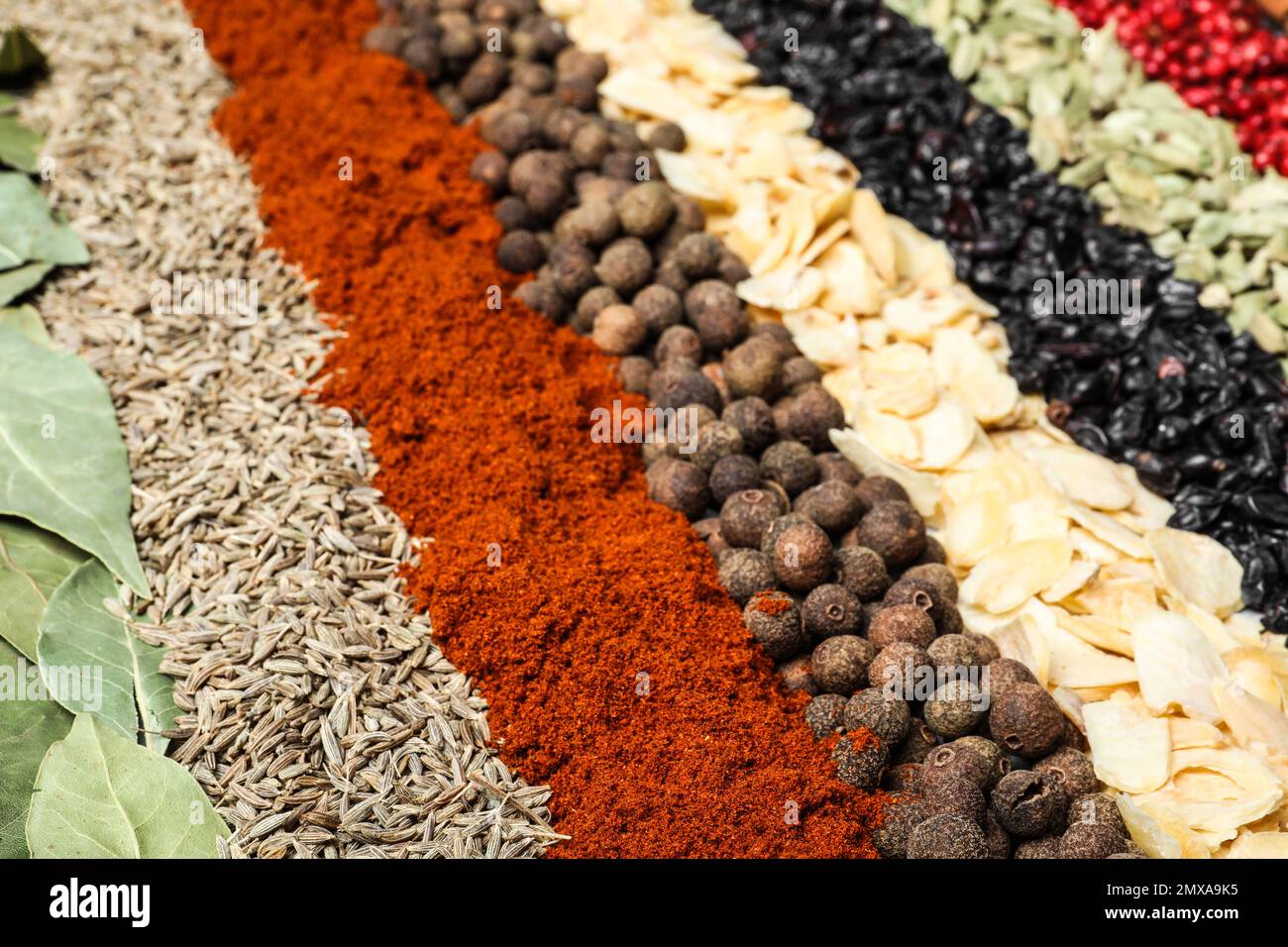 Verschiedene Gewürze als Hintergrund, Nahaufnahme Stockfoto