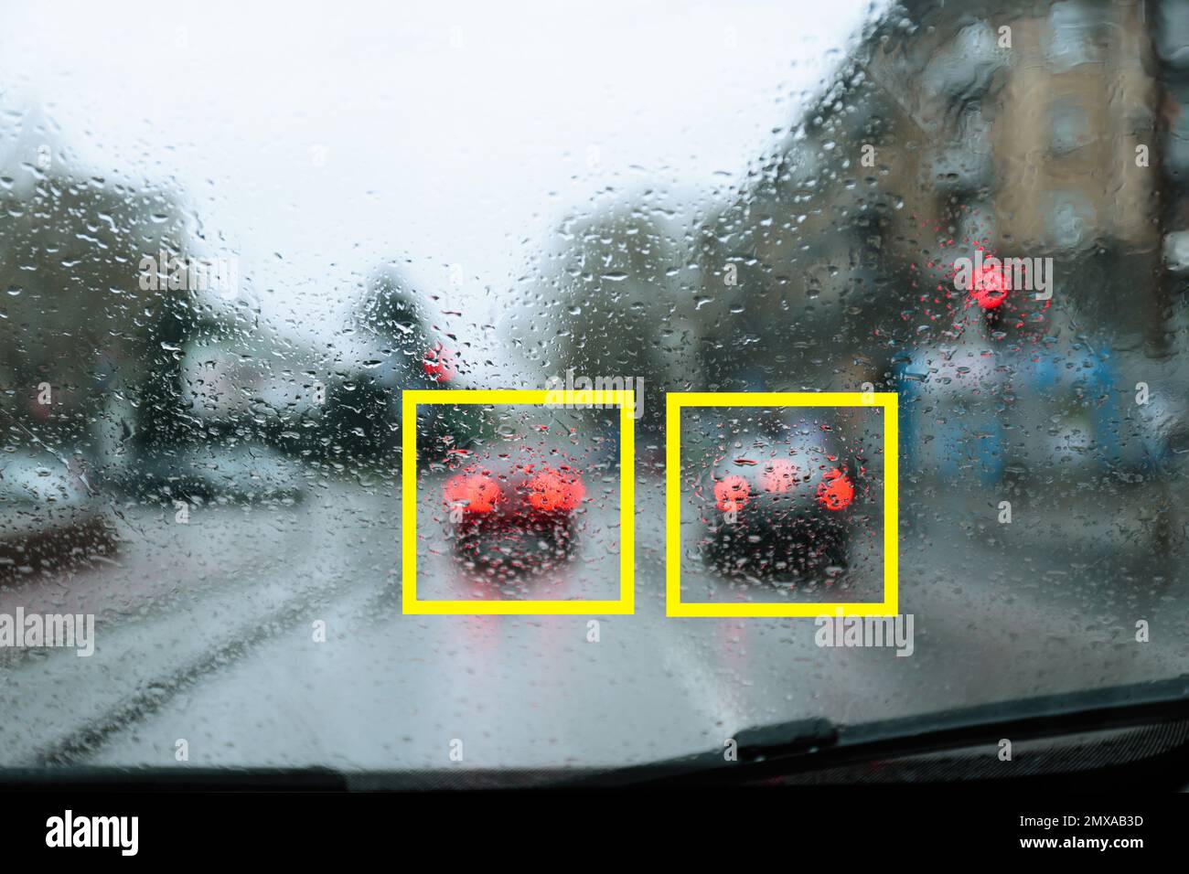 Unscharfe Sicht auf die Straße mit Scannerrahmen an Autos durch nasses Autofenster. Maschinelles Lernen Stockfoto