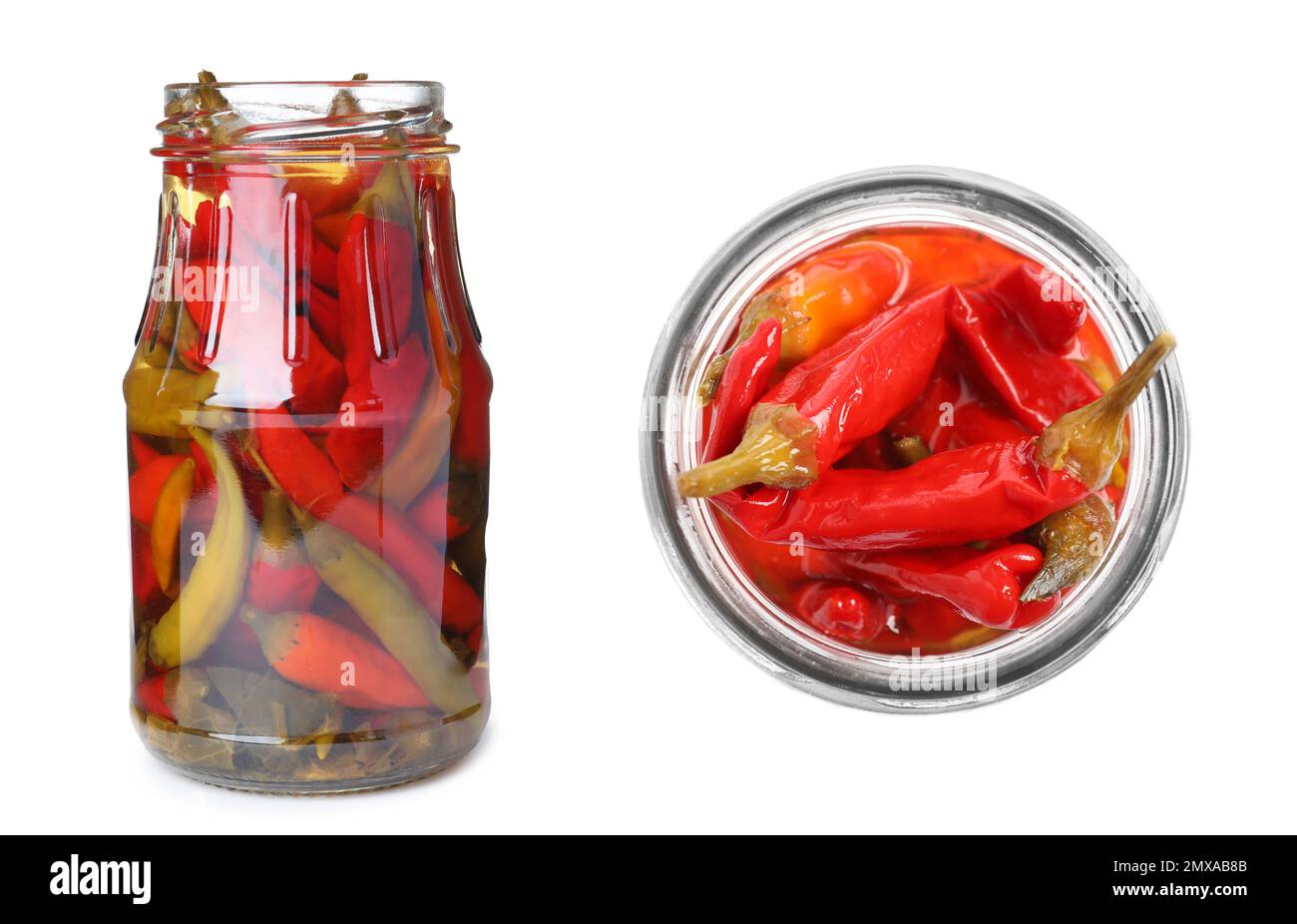 Glasgefäße mit eingelegtem Chili auf weißem Hintergrund Stockfoto