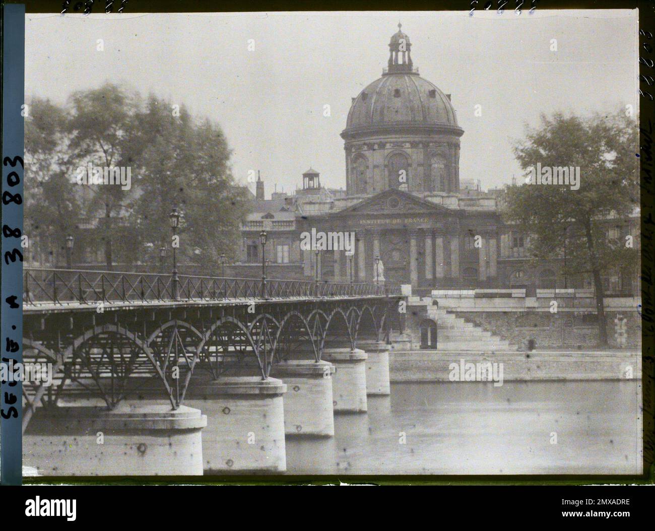 Paris (Life Arr.), Frankreich Le Pont des Arts und das Institut de France, quai de Conti, Stockfoto