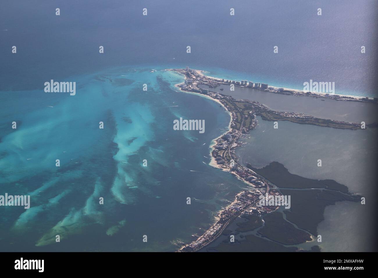 Blick aus der Vogelperspektive auf Puerto Cancun in Mexiko mit der Isla Mujeres im Hintergrund Stockfoto