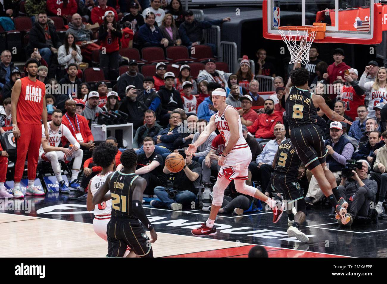 Chicago, USA. 02. Februar 2023. Alex Caruso (6 Chicago Bulls) spielt den Ball während des Spiels zwischen den Chicago Bulls und Charlotte Hornets am Donnerstag, den 2. Februar 2023 im United Center, Chicago, USA. (KEINE KOMMERZIELLE NUTZUNG) (Foto: Shaina Benhiyoun/Sports Press Photo/C - FRIST VON EINER STUNDE - FTP NUR AKTIVIEREN, WENN BILDER WENIGER ALS EINE STUNDE ALT sind - Alamy) Guthaben: SPP Sport Press Photo. Alamy Live News Stockfoto