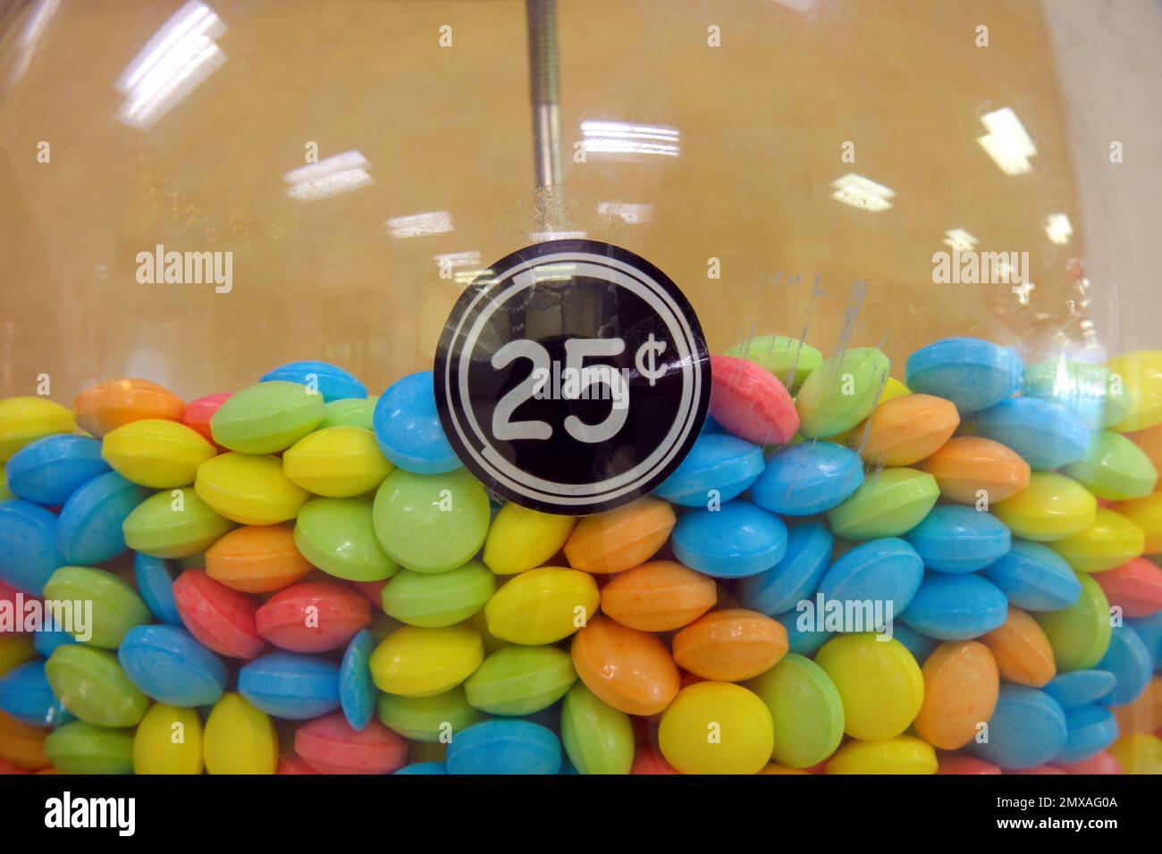 Kaugummiautomat Süßigkeiten in einem Glas 25 Cent Spender mehrfarbig Zucker Schließung Bubblegum Hintergrund Stockfoto
