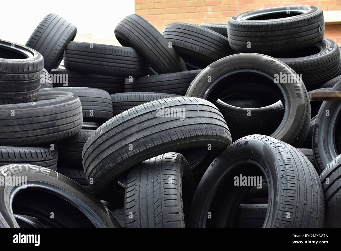 Melbourne, Victoria, Australien, 11062022: Entsorgen Sie Reifen auf einem Haufen, der in einem Industriegebiet recycelt werden kann. Stockfoto
