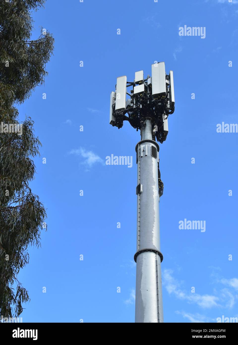 5G Mobilfunkmast vor blauem Himmel. Stockfoto