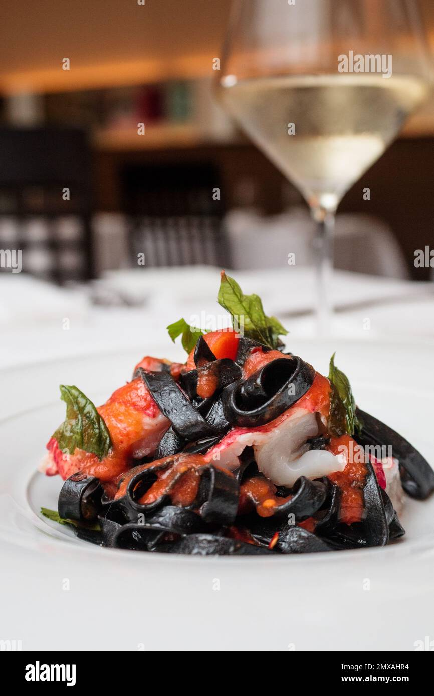 Tintenfischtinte, schwarze Linguine mit Hummerragu Stockfoto