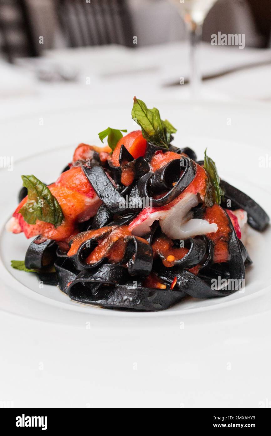 Tintenfischtinte, schwarze Linguine mit Hummerragu Stockfoto
