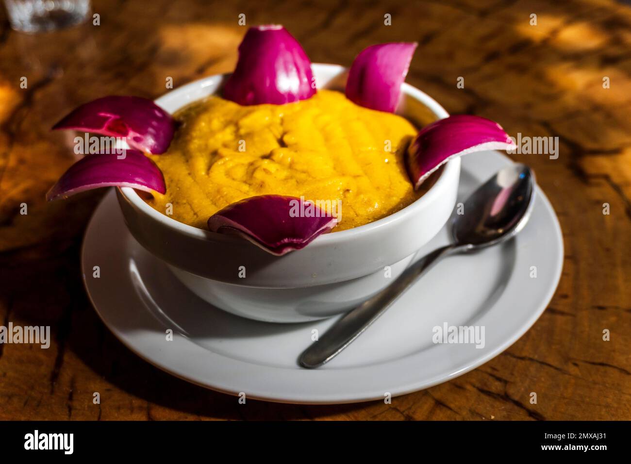 Köstliche traditionelle Speisen von Gran Canaria namens Gofio Escaldado werden mit rohen roten Zwiebeln gegessen Stockfoto