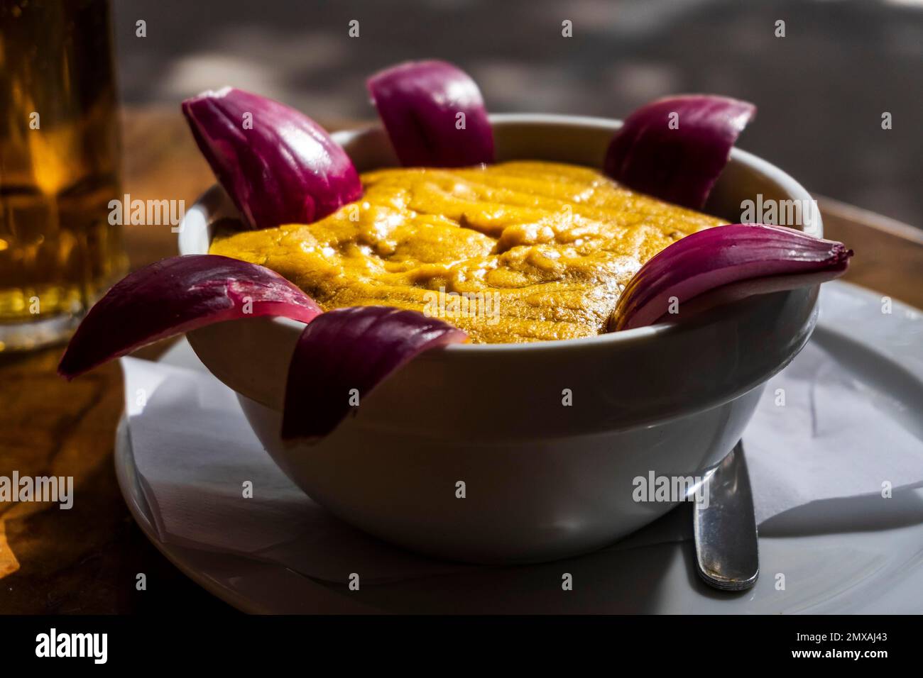 Köstliche traditionelle Speisen von Gran Canaria namens Gofio Escaldado werden mit rohen roten Zwiebeln gegessen Stockfoto